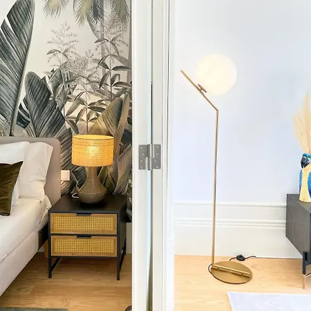 Sunny Terrace Facing Clerigos Tower * ポルト