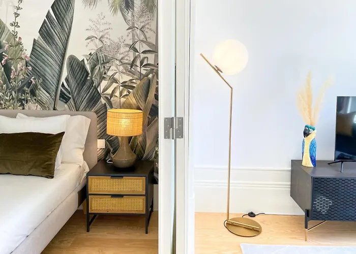 Sunny Terrace Facing Clerigos Tower * 波尔图